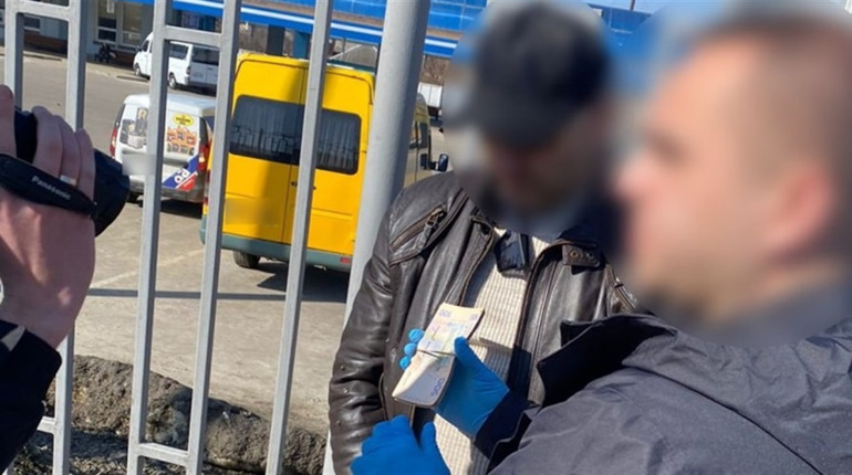 Інспектора затримали на хабарі за висновок про ремонт водонапірної башти у Шосткинському районі