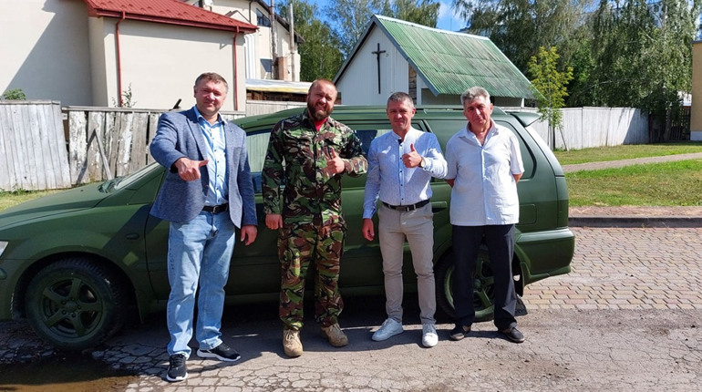 Автомайданівці з Червонограда відправили на фронт супутникову систему Starlink та автомобіль