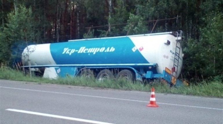 Бензовоз з’їзав у кювет поблизу Славути. Його витягнули рятувальники