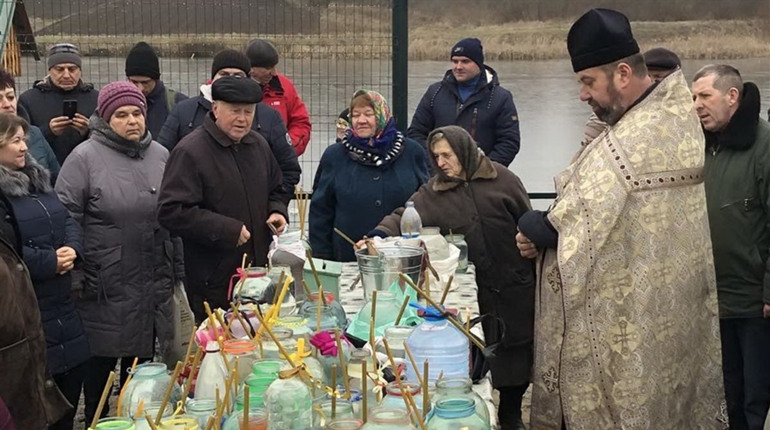 На Водохреща у Голендрах святили воду, пригощалися та купалися у ставку