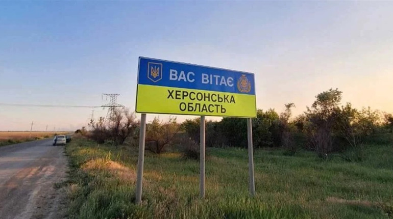 На Херсонщині окупанти зранку вдарили з дрона по маршрутці: є постраждалий