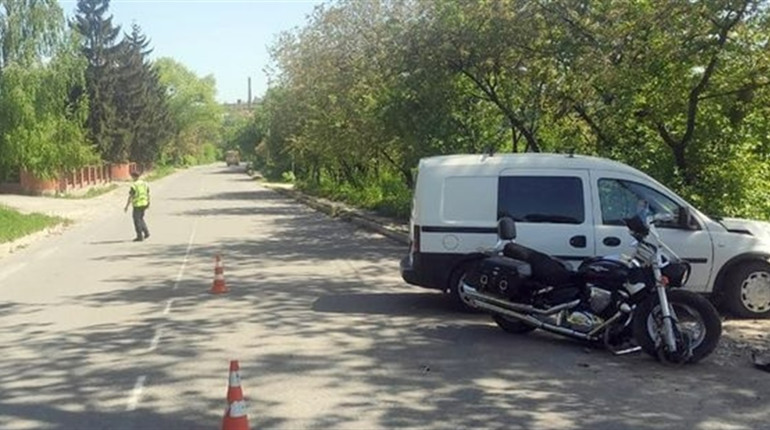 Вчитель Городоцького ліцею №3 потрапив в аварію. Його колектив збирає кошти на лікування