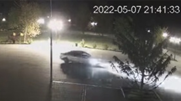 Автовіраж перед сценою: у Нетішині через зухвалого водія комунальники пів дня лагодили квітники