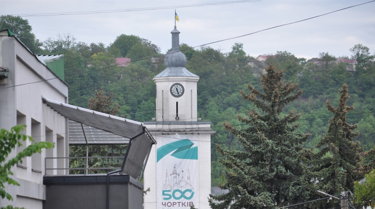 Відтепер у Чорткові з будівлі міської ради, крім сирени, звучить голосове сповіщення і Гімн України