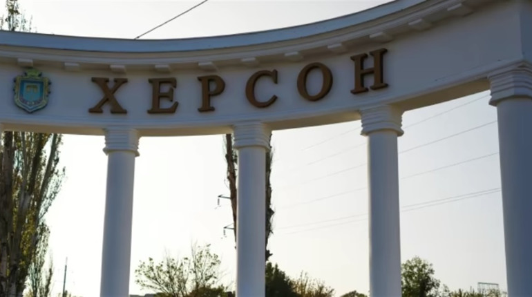 Окупанти атакували авіацією Херсон: серед поранених дитина, загинув чоловік (відео)