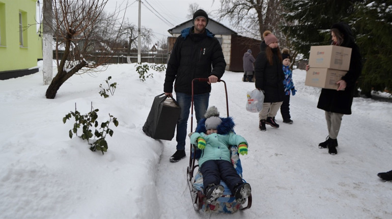 Благодійники передали дітям Глухівської громади зимовий одяг