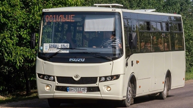 У Біляївці на проводи працюватиме спецрейс автобусу, який їхатиме до кладовищ: детальний розклад
