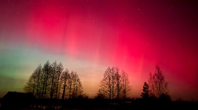 Північне сяйво над Сарненщиною: рідкісне явище з’явилось у небі