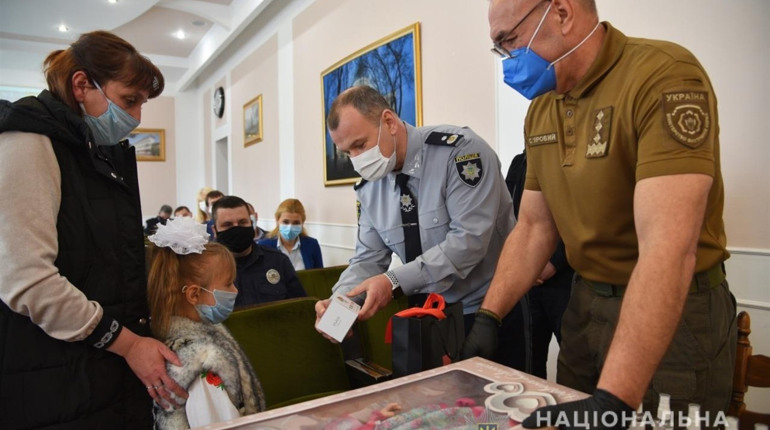Дівчинці, яка втекла від злочинця і допомогла його затримати, поліція подарувала годинник і ляльку