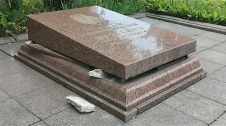 Прах розвідника, чиїм іменем було раніше названо Вараш, хотіли викрасти у Львові