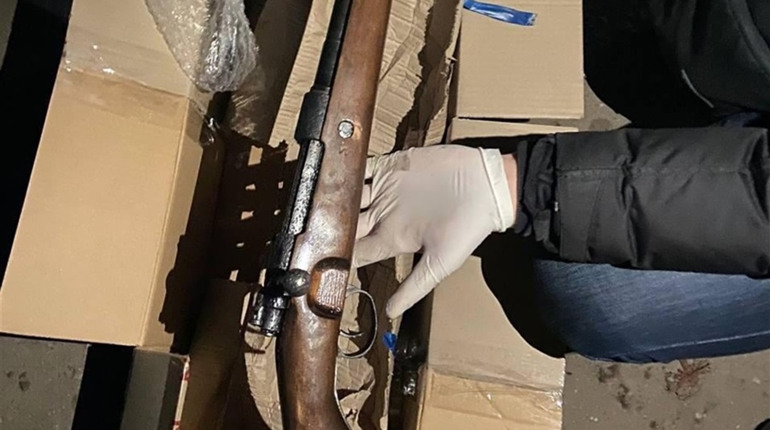 Знайшли гвинтівку та патрони: у Лозовій затримали чоловіка, якого звинувачують у виготовленні зброї