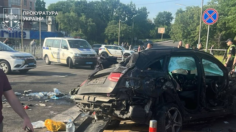У Києві Mercedes влетів у підземний перехід: загинули четверо людей, серед них дитина
