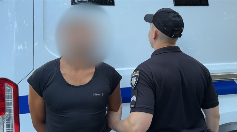 Жорстоке вбивство-помста в Одесі: чоловіка побили, замотали у штору і винесли помирати на вулицю