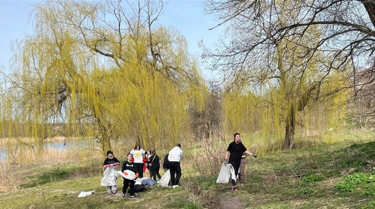 Прибираючи, назбирали більше двадцяти мішків сміття: молодь Первомайська рятує довкілля