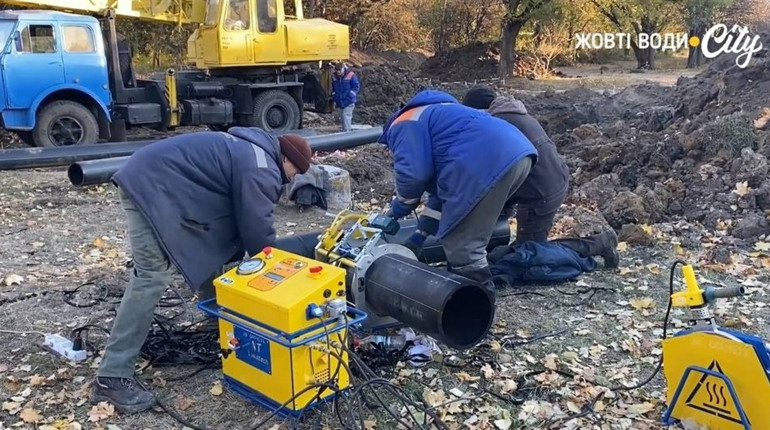 У Жовтих Водах триває заміна важливої лінії водогону: відео
