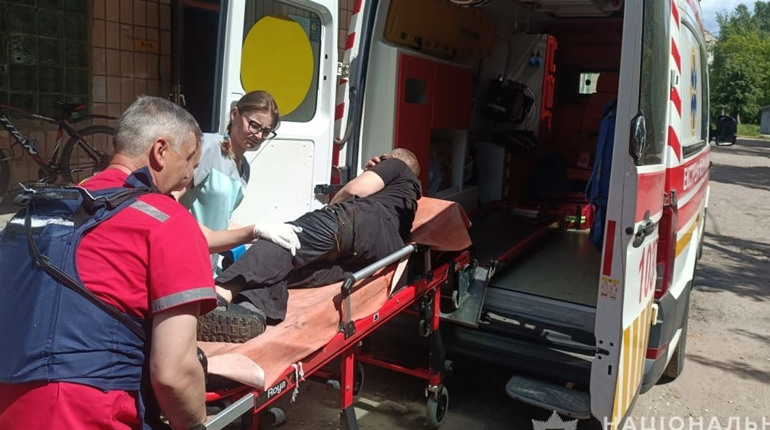 Поліцейський врятував тяжкопораненого чоловіка під час ворожого обстрілу у Середино-Буді