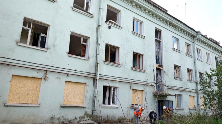У центрі Шостки триповерхівка вже вчетверте постраждала від ворожих ударів