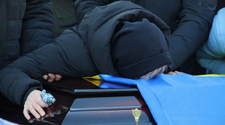 Війна забрала єдиного сина: у Нетішині попрощалися із захисником-добровольцем Дмитром Олексюком