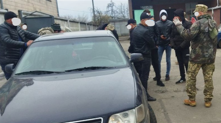 Свідома провокація чи необачність – молодики у центрі Володимирця провокували поліцію і військових