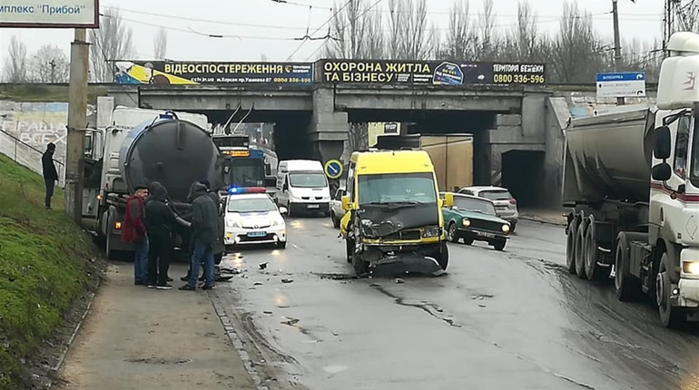 У Херсоні сталась ДТП за участі автобуса та вантажівки