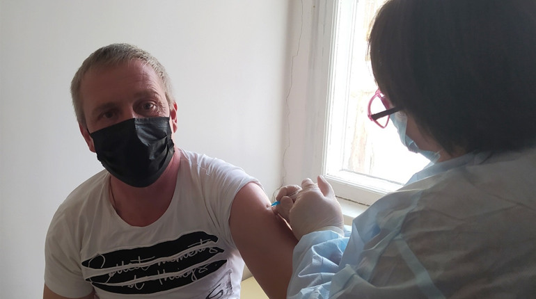 На Менщині триває вакцинація від COVID-19. Щеплення отримали майже тисяча пацієнтів