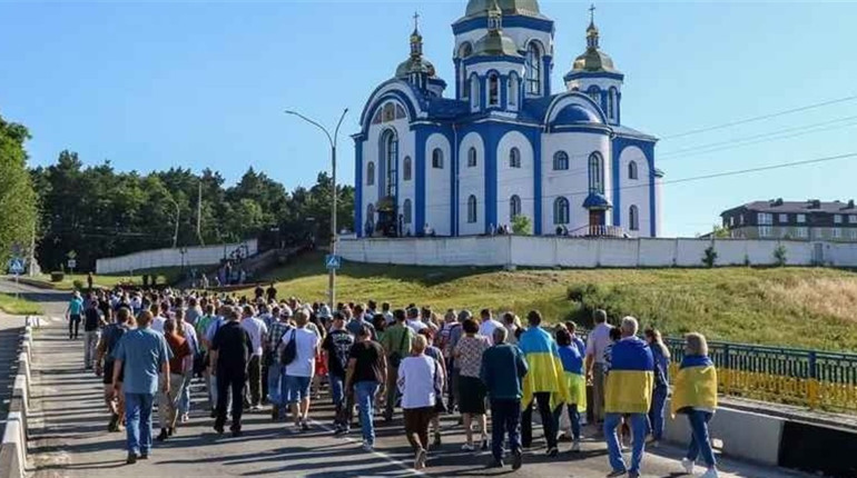 У Нетішині громада змусила священників УПЦ МП та їхніх прихильників покинути храм