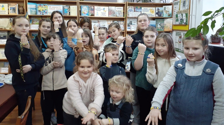 Для дітей провели майстер-клас із виготовлення патріотичних браслетів
