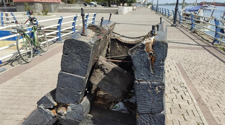 З херсонської набережної зникла чавунна гармата. Вкрали чи ремонтують? Ми дізнались