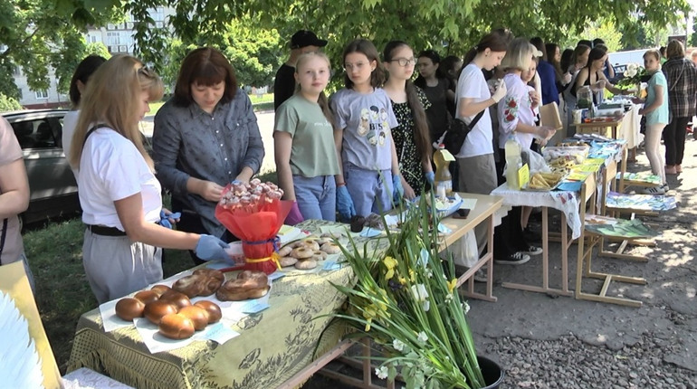 У гімназії відбувся благодійний ярмарок на підтримку ЗСУ: скільки коштів зібрали