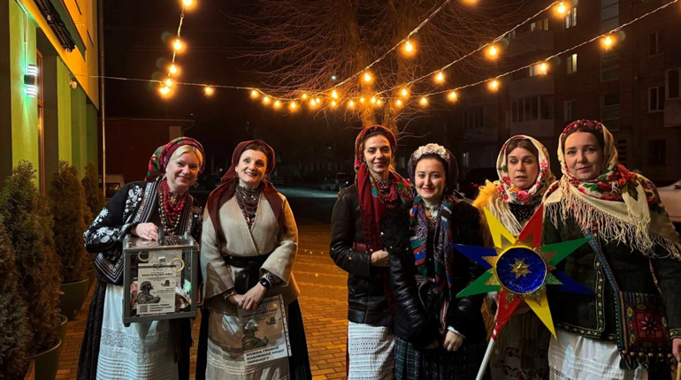 Звягельський ансамбль "Віра" колядками та щедрівками зібрав понад 21 тис. грн на дрони для ЗСУ