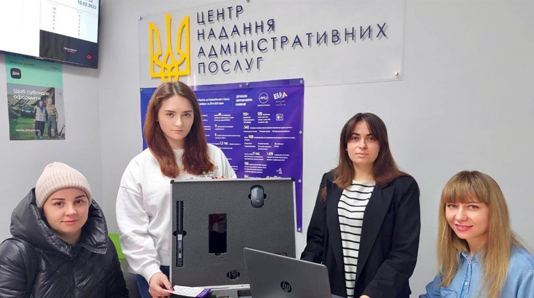 Усі послуги — у валізі: хто може оформити документи без візиту в Сарненський ЦНАП