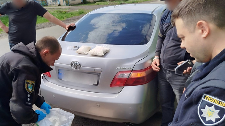 У Первомайську затримали наркоділка з кількома кілограмами психотропів