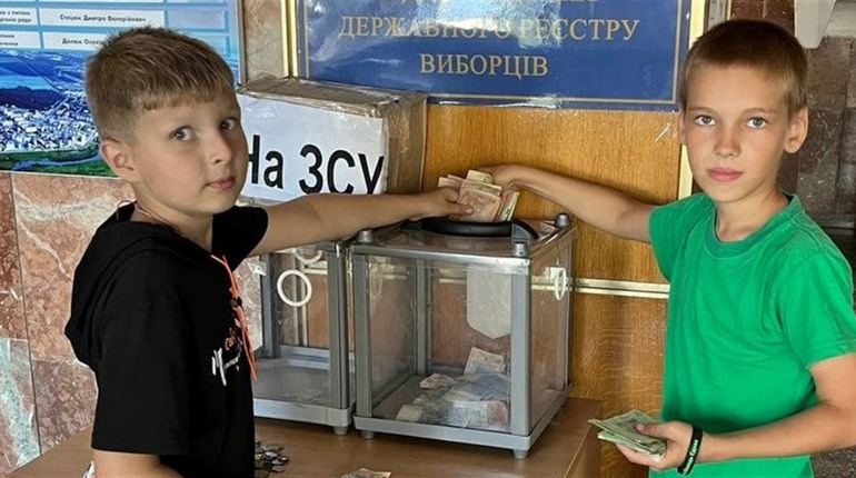 Діти із Вараша зібрали кошти на імпровізованому блокпосту в своєму дворі