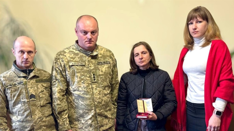 Матері загиблого захисника з Барської громади Юрія Шерстюка передали державну нагороду