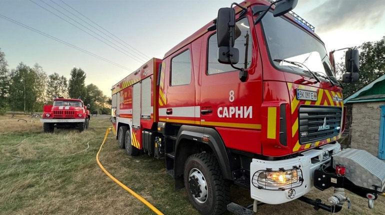 Чотири пожежі за добу: де приборкували вогонь сарненські рятувальники