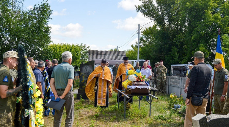 Повернувся додому на щиті: у Кагарлику з військовими почестями поховали солдата Євгенія Вашеку