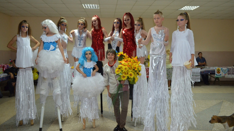 В Майорах були танці, співи і розваги: будинок культури зміг розмістити всіх бажаючих святкувати  