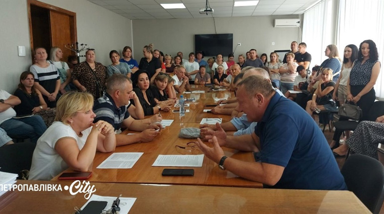 Батьки та вчителі Петропавлівського ліцею №1 вимагають: навчання в ліцеї, укриття, прозорий конкурс