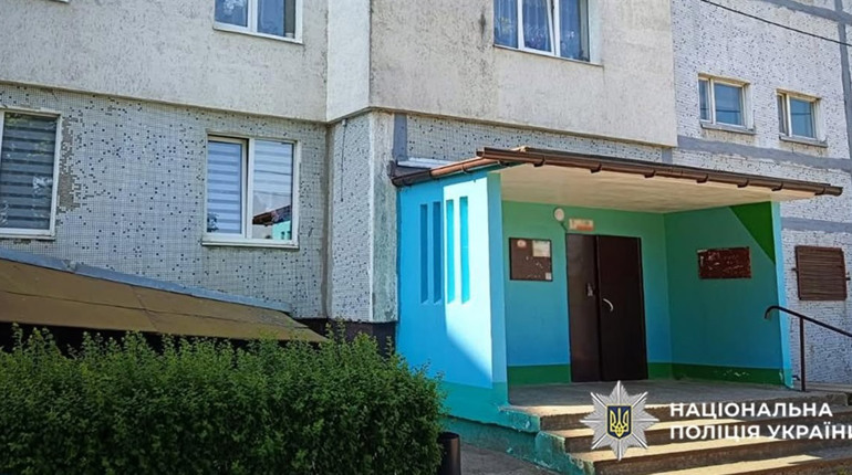 У Нетішині чоловік поранив ножем сусідку у під’їзді багатоповерхівки