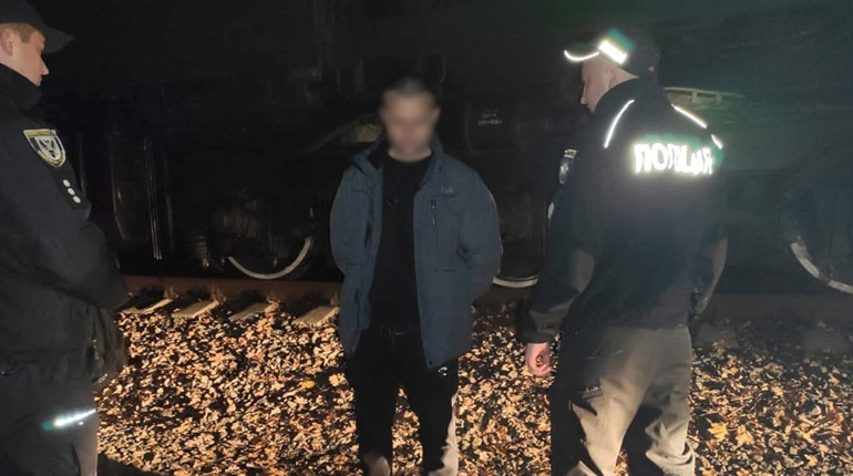 Зливали дизпаливо з теплотягів: на Чернігівщині затримали двох співробітників залізниці