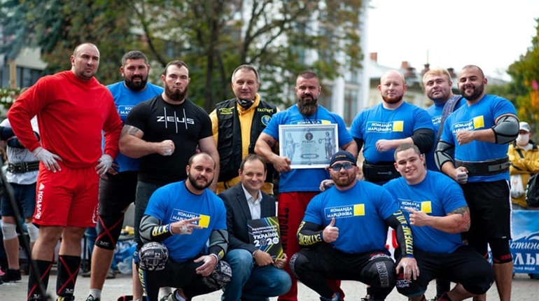 Найсильніший українець родом з Херсонщини встановив рекорд. Разом із командою тягнув 9 автобусів