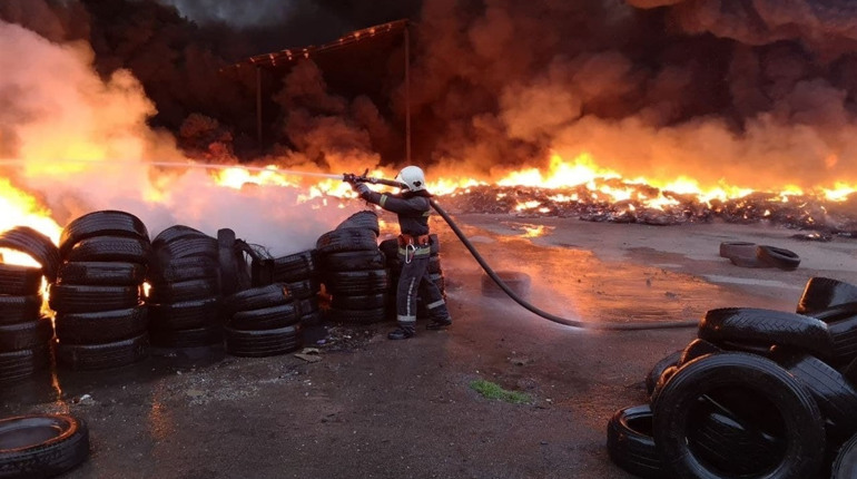 На вихідних на Фастівщині сталася масштабна пожежа: горіли тисячі шин