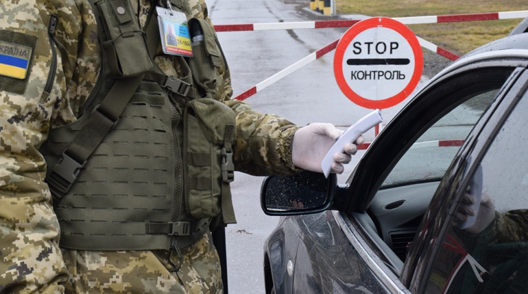 Деяким чоловікам дозволили виїжджати за кордон: хто має на це право