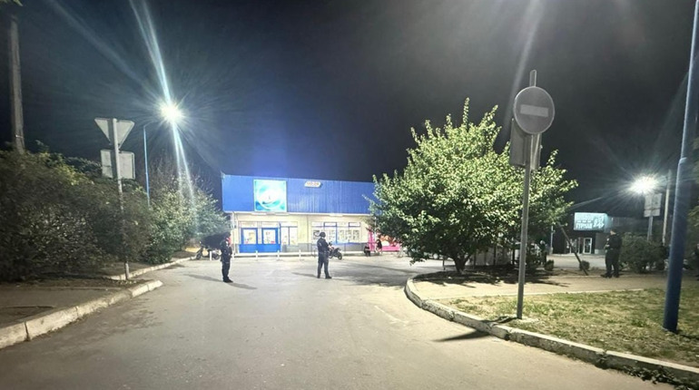 У Первомайську чоловік на парковці біля АТБ погрожував кинути гранату