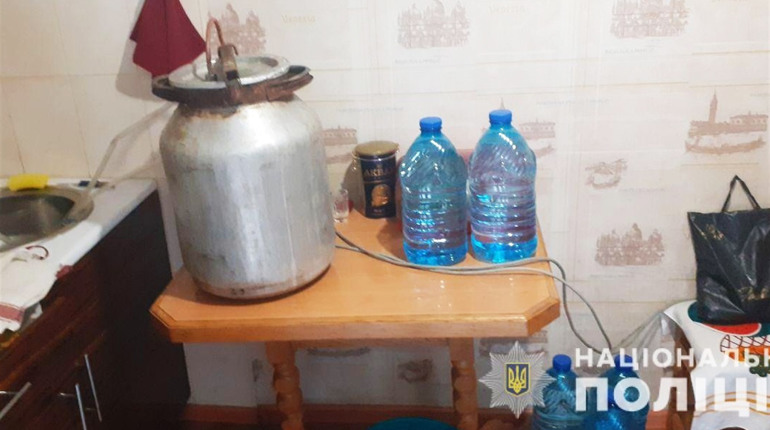 У жительки Вараша поліцейські вилучили 27 літрів самогону