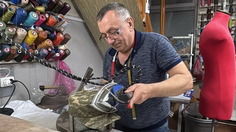 Від перших показів мод у Дрогобичі до військової форми: 40 років роботи кравця Ігоря Горичка