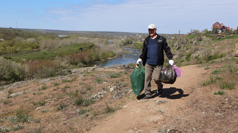 Від скла до стихійного звалища: як південноукраїнці у суботу прибирали схили Південного Бугу