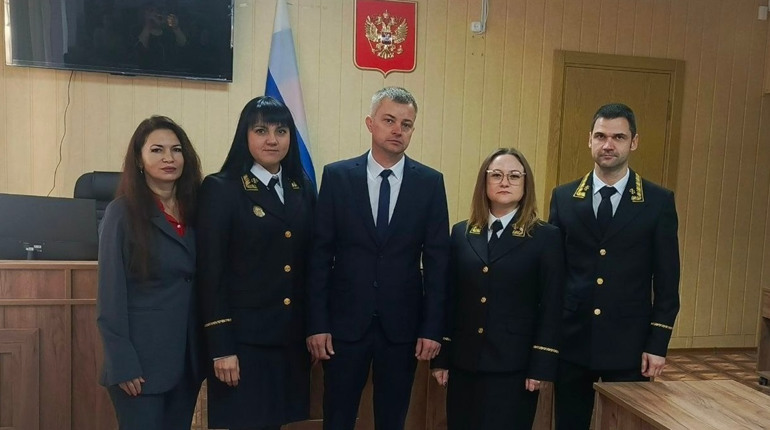 Зірвала та порвала прапор РФ: окупанти посадили у тюрму жительку Чаплинки