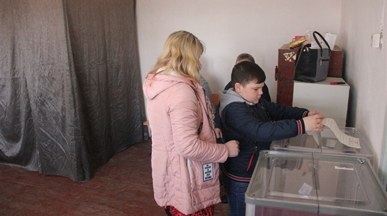 У Рівнинному виборча комісія працює у спартанських умовах