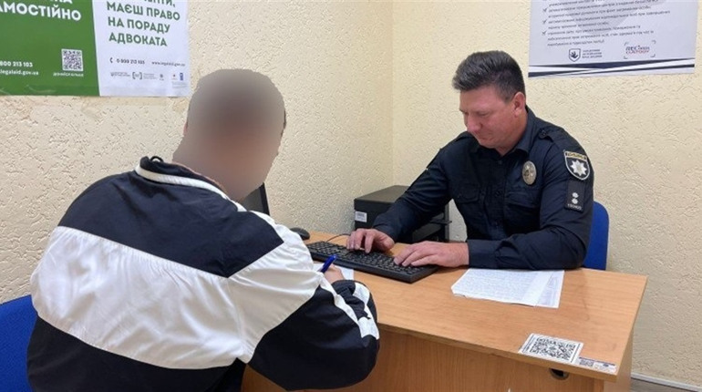 У Шостці чоловік з ножем пограбував молоду пару